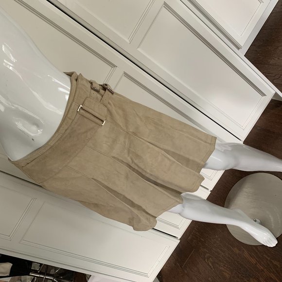 Danier 6 light tan suede skirt pleated with buckle - Picture 1 of 6